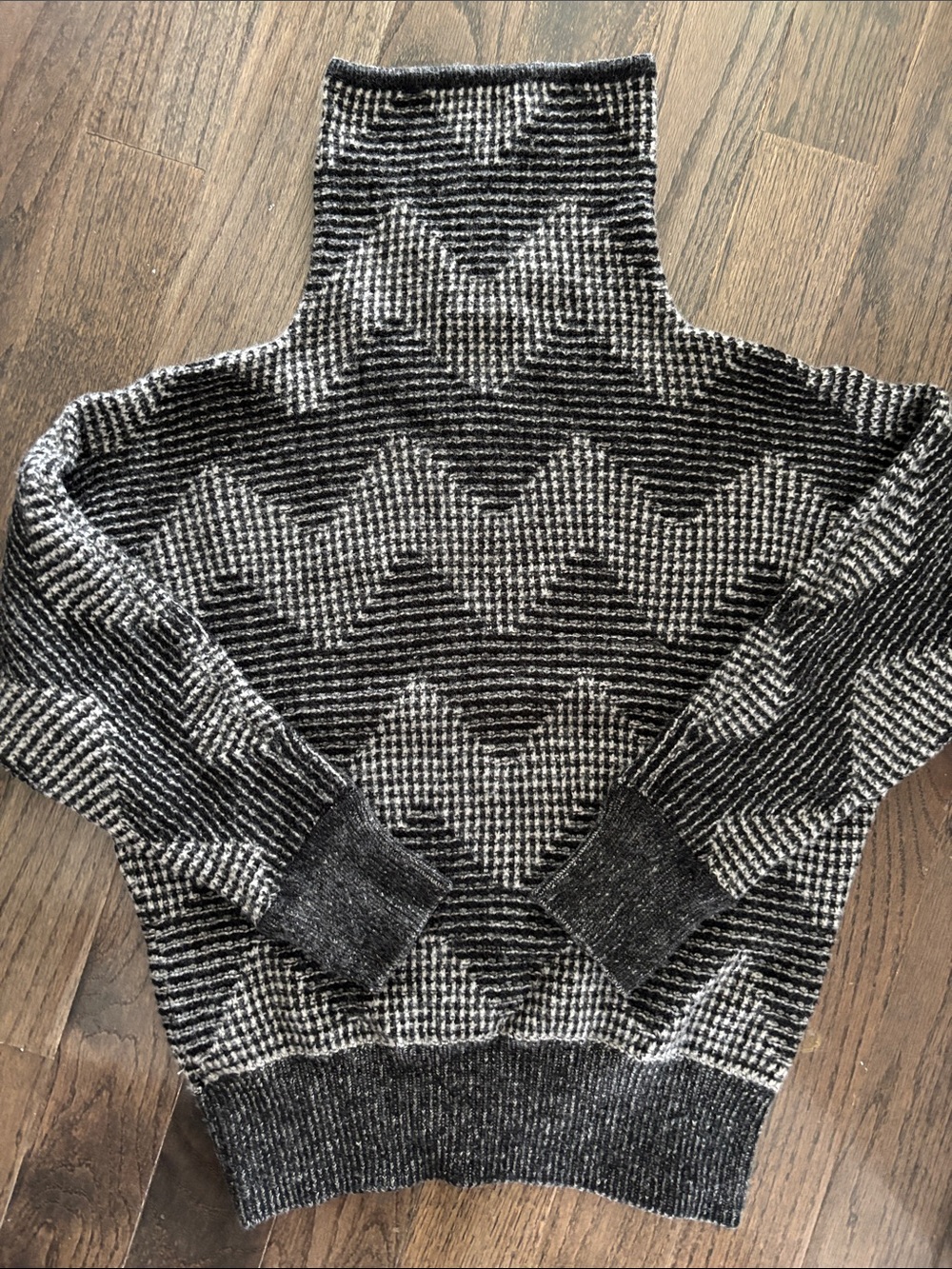 MaxMara turtleneck sweater, 3/4 sleeves, diagonal pattern, gray/black, size L